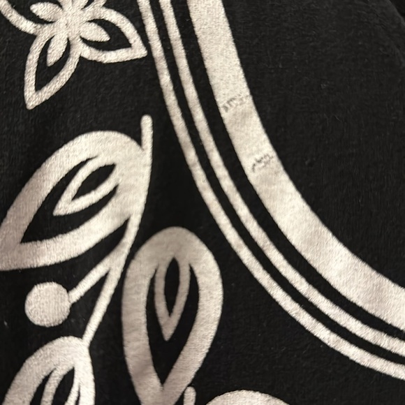 black v neck with white design - Picture 3 of 4